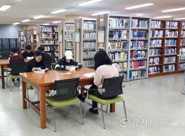 [크기변환]도서관지원과-성남시 중앙도서관 문헌정보실에서 책 읽는 청년들.jpg