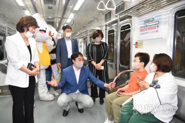 [크기변환]김상호 하남시장, 시민들과 함께 지하철 5호선 첫 차를 타며 개통 축하(5).JPG