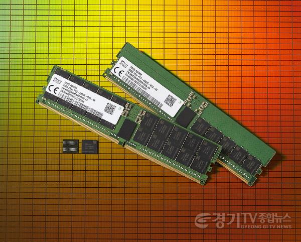 [크기변환]SK하이닉스가 세계최초로 출시한 2세대 10나노급(1ynm) DDR5 D램_1.jpg