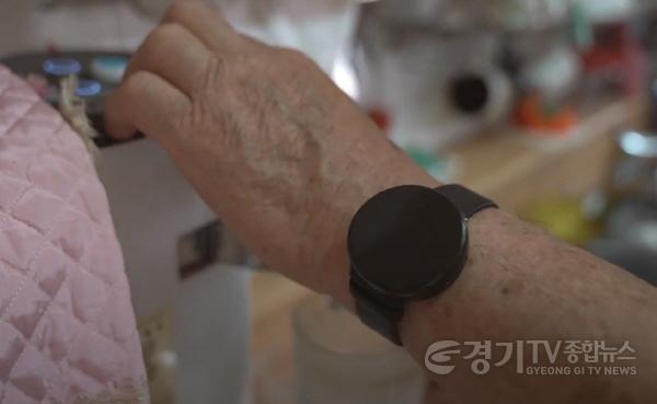 [크기변환]어르신의 생활패턴을 분석할 수 있는 손목시계 형태의 디바이스.jpg