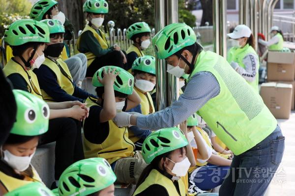[크기변환]20210421_수원시의회 조석환 의장, 수원 세류초 찾아가는 자전거 안전교육 실시 (1).jpg