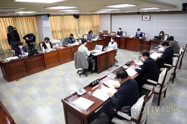 [크기변환]사본 -20220117_수원시의회 복지안전위, 2022년 주요업무계획 점검.jpg