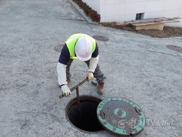 [크기변환]사본 -4-1 시 관계자가 퇴수장치가 설치된 맨홀을 점검하고 있다..jpg