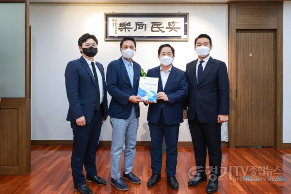 [크기변환]사본 -(0729)[기획예산과]민선 8기 남양주시 시장직 인수위원회, 「출발! 상상 더 이상 남양주!」 백서 전달(사진).jpg