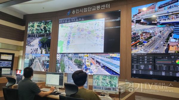 [크기변환]2. 긴급차량 운행 모니터링 중인 용인시첨단교통센터 상황실 모습.jpg
