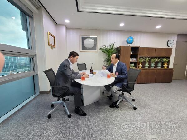 [크기변환]이권재 오산시장 국토부 김학용 의원 만나 광역교통 개선방안 논의.jpg