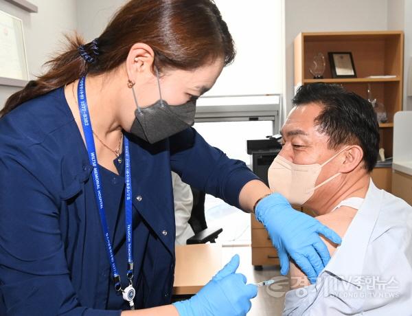 [크기변환]이재준 수원특례시장, 코로나19 백신 4차 접종.jpeg