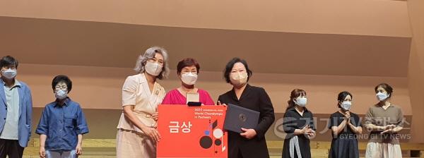 [크기변환]1-1 오산시물향기시니어합창단 포천 대회 금상수상.jpg