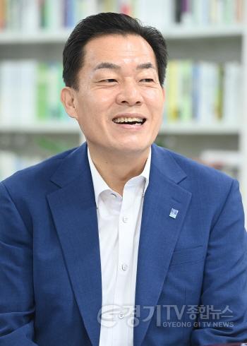 [크기변환]이재준 수원특례시장, 매니페스토 약속대상 최우수상.jpg