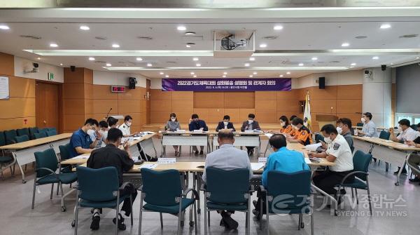 [크기변환]3. 2022 경기도종합체육대회 관계자들이 성화봉송 행사 준비 사항을 검토하고 있다..jpg
