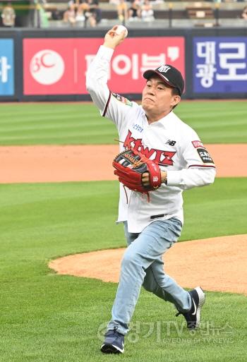 [크기변환]이재준 수원특례시장, 6일 kt 위즈 홈경기에서 시구 (1).jpg