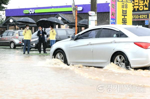 [크기변환]42.이민근 안산시장, 집중호우 피해 대부도 현장점검…인명피해 없도록 철저 대비(이민근 안산시장이 9일 대부도 호우피해지역을 찾아 현장을 점검하고 있다 (2).jpg