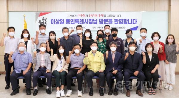 [크기변환]추가2-이상일 용인특례시장이 11일 역북동 주민들과 만나 현안을 논의한 뒤 기념촬영을 하고 있다..JPG