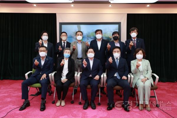 [크기변환](사진2)제2대 남양주시복지재단 이사회 단체 사진(아랫줄 가운데 주광덕 남양주시장).JPG