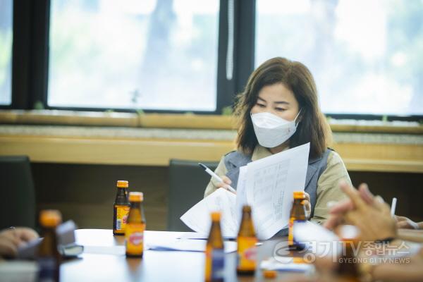 [크기변환]사본 -2022.07.25. 함백산 메모리얼파크 주민기금 관련회의_김경희의장5.jpg