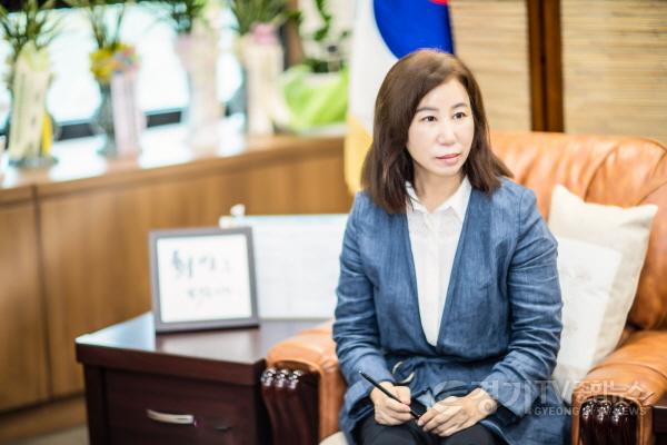 [크기변환]의장님 인터뷰 사진3.jpg