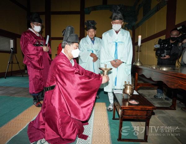 [크기변환]방세환 시장, 주임록 시의회 의장 및 시의원 취임 고유례 봉행 (3).jpg
