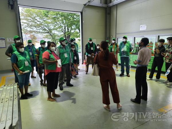 [크기변환]2-2. 남태평양 서부 섬나라 피지의 마을지도자들이 용인시농업기술센터 관계자에게 농기계 임대사업소에 대한 설명을 듣고 있다..jpg