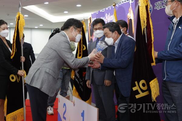 [크기변환]1-3. 오병권 도 행정1부지사가 종합우승 한 수원시에 트로피를 전달하고 있다.JPG