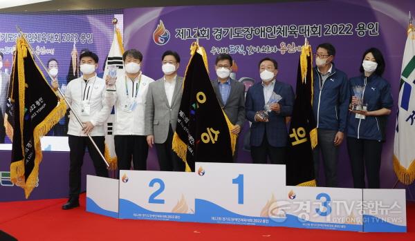 [크기변환]1-5. 종합 1위를 한 수원시와, 2위 성남시, 3위 부천시 관계자가 시상대에서 기념촬영을 하고 있다.JPG