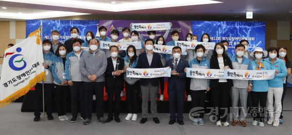 [크기변환]1-9. 이상일 용인시장이 용인시의회 의원들과 기념촬영을 하고 있다.JPG