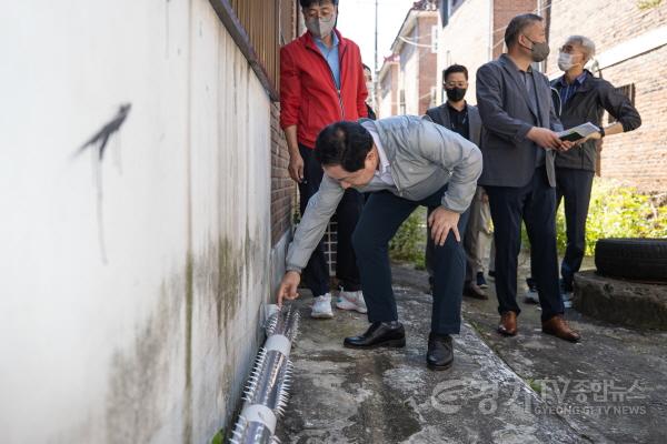 [크기변환](사진2)새뜰마을사업 현장을 살펴보고 있는 주광덕 남양주시장.JPG