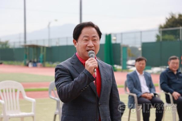 [크기변환](사진2)‘제16회 남양주시장기 테니스대회’에 참석해 동호인들에게 인사하고 있는 주광덕 남양주시장.jpg