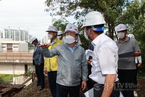[크기변환](0917)[홍보기획관]주광덕 남양주시장, 덕소_도곡 간 폐철도 활용 문화공원 조성 현장 점검(사진2).jpg
