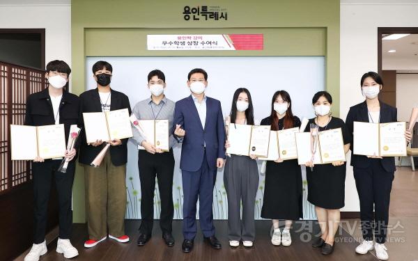 [크기변환]6. 이상일 용인특례시장은 19일 시장실에서 ‘용인학’ 강좌 우수 학생 9명에게 상장을 수여했다..jpg