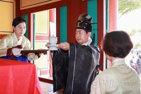 [크기변환](사진2)정약용유적지 내 문도사에서 진행된 헌다례에 참여한 주광덕 남양주시장.JPG