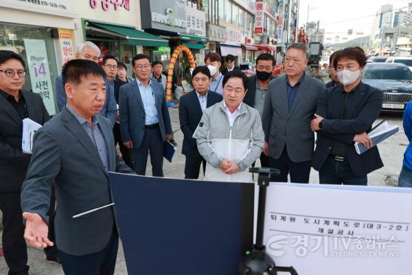 [크기변환](사진2)퇴계원읍 사업 현장을 살펴보고 있는 주광덕 남양주시장(2).jpg