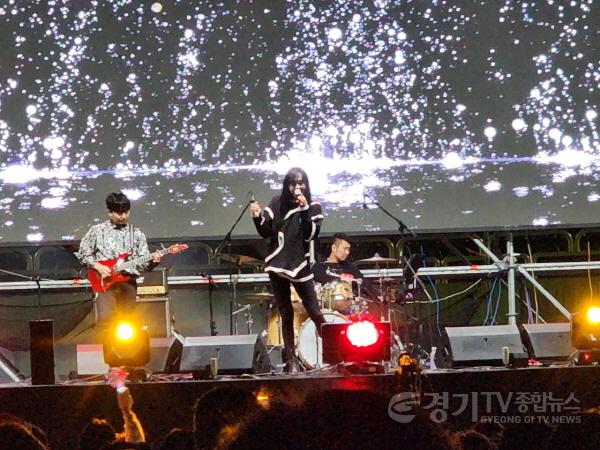 [크기변환]4. 돗자리 콘서트2(김경호밴드공연모습).jpg