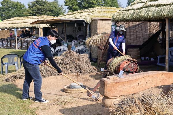 [크기변환]2. 자원봉사자들이 축제 시작 전 준비작업으로 분주하다. 축제를 뒷받침하는 자원봉사자들의 정성은 언제나 한결같다..jpg