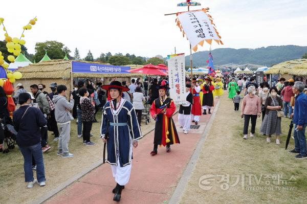 [크기변환]1-3.왕의 행차를 재연한 어가행렬은 시민들의 발걸음을 붙잡았다..jpg