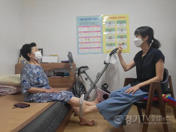 [크기변환]2-1. 한 어르신이 방문건강관리 간호사와 함께 근력 강화 체조를 하고 있는 모습.jpg