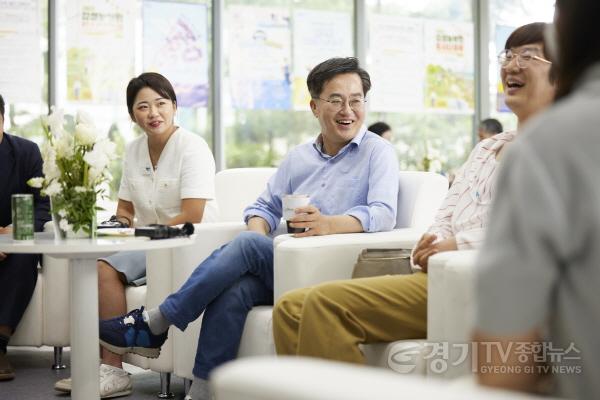 [크기변환]7.+9월+17일+도담소에서+김동연+경기도지사가+청년의+날을+맞아+도내+청년+들과+오찬+간담회를+하고+있다.(1).jpg