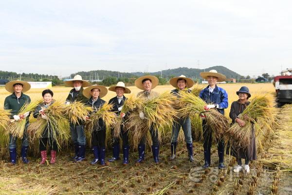 [크기변환]76.이민근 안산시장, 풍년 기원 본오뜰 벼베기 행사 …농가돕기 나서 (3).jpg