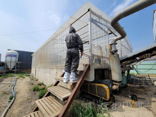 [크기변환]5. 하반기 가축분뇨 관련 시설 합동점검(가축분뇨시설 점검하는 모습).jpg