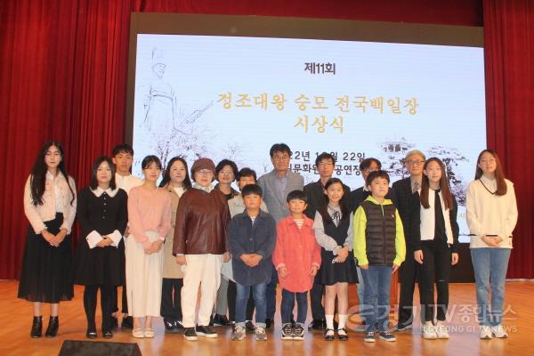 [크기변환]사진1- 백일장-시상식을 마치고 기념촬영하는 수상자들.JPG