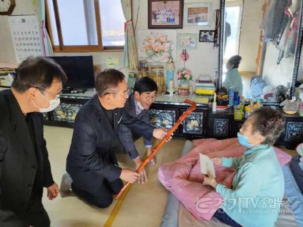 [크기변환]설성면 100세 어르신 장수 지팡이 청려장 전달.jpeg