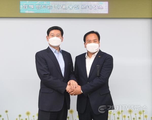 [크기변환]1-1 이권재 오산시장 용인시장 만나 교통현안 협의.jpg