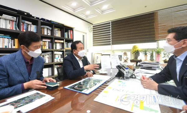[크기변환]1-2 이권재 오산시장 용인시장 만나 교통현안 협의.jpg