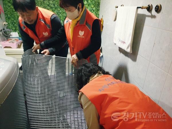 [크기변환]저소득 어르신 안전을 위한 미끄럼방지패드 설치.jpeg