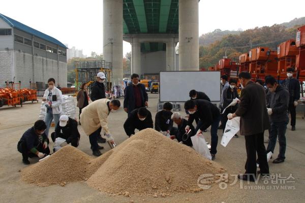 [크기변환]9-1. 모래주머니 만들기를 시연하고 있는 모습.jpg