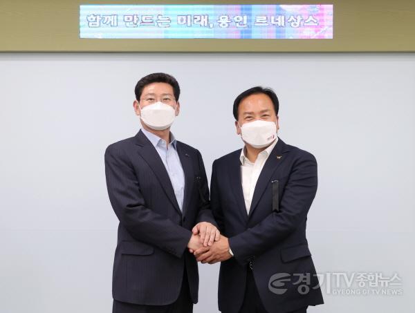 [크기변환]1-1. 이상일 용인특례시장과 이권재 오산시장이 1일 오후 용인시청 시장실에서 만나 양 도시의 도로 교통망 확충 등을 논의했다..JPG