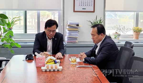 [크기변환]1-1 이권재 오산시장 국회방문 국비 지원 요청.jpg