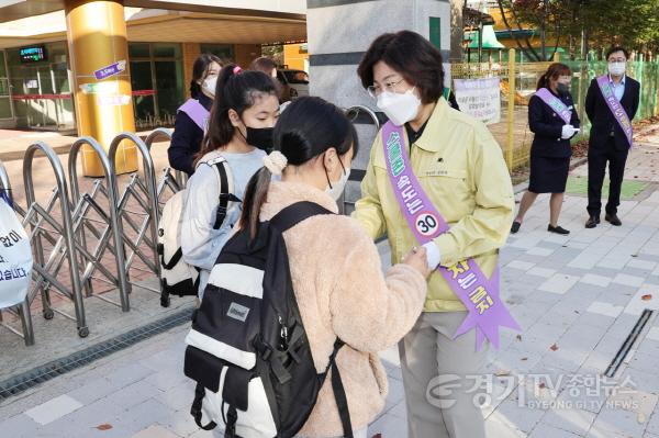 [크기변환]3. 어린이보호구역 교통사고 제로 위한 개선사업(어린이보호구역 교통안전캠페인을 펼치고 있는 김보라 안성시장).jpg
