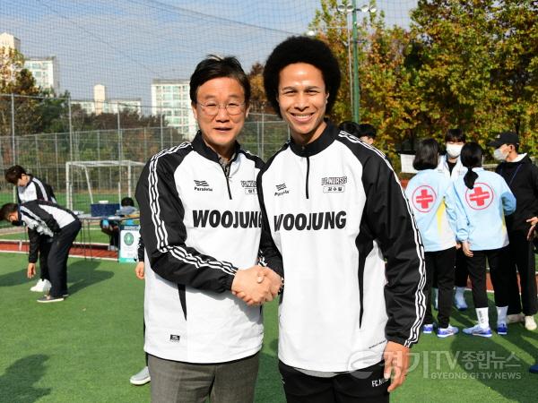 [크기변환]65.안산시, 골(Goal) 때리는 그리널스(Nurses) 발대식 (왼쪽부터 이민근 시장, 강수일 감독).jpg