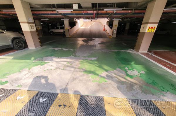 [크기변환]1-1. 한 아파트 주차장이 공동주택 보조금 지원으로 새단장을 했다 (전).jpg