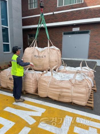 [크기변환]1. 겨울철 도로 제설작업 사전 준비 마쳐3(염화칼슘 배부모습).jpg
